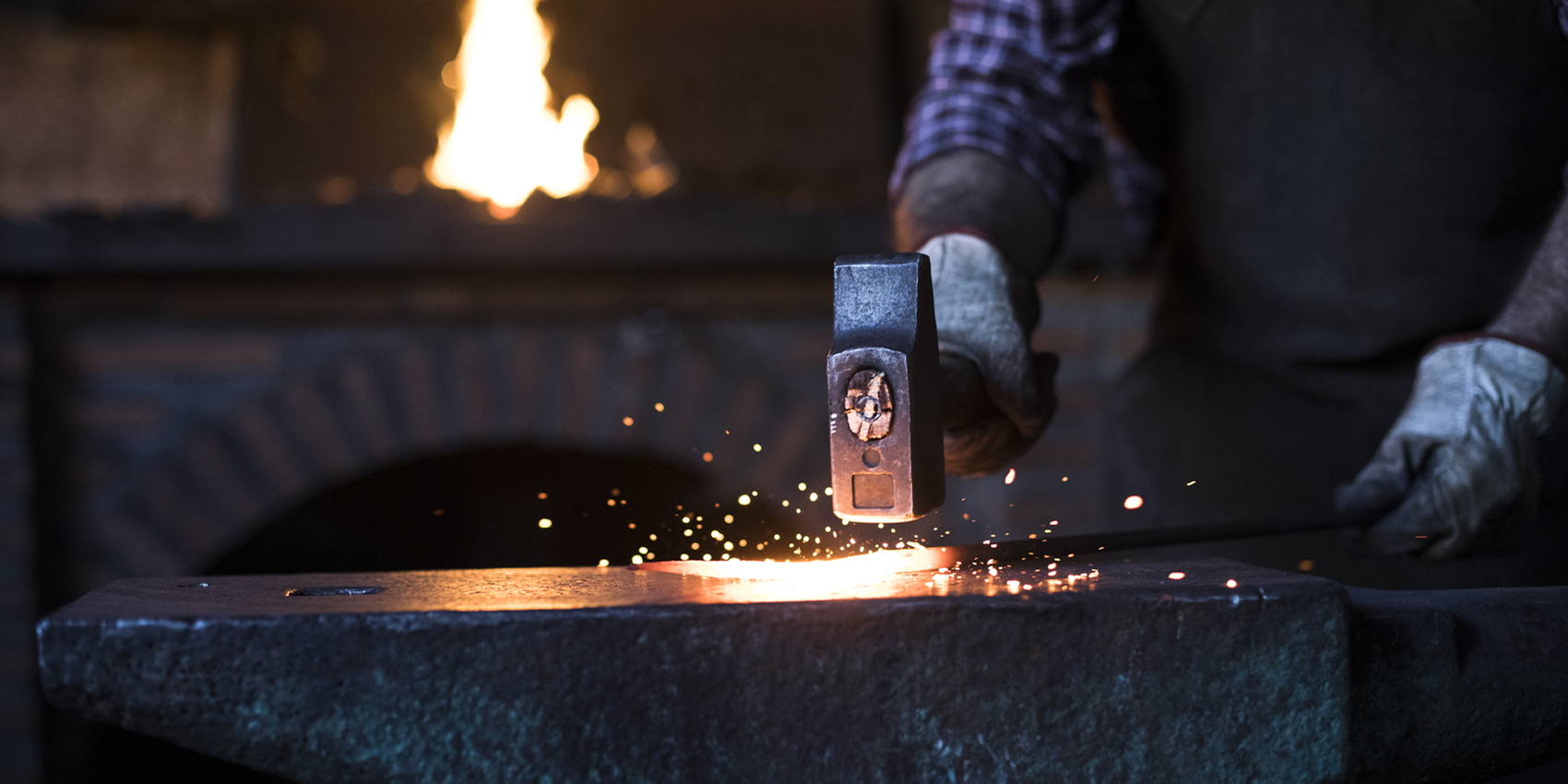 「2025-03-10」Do not wait to strike till the iron is hot, but make it hot by striking.美图壁纸
