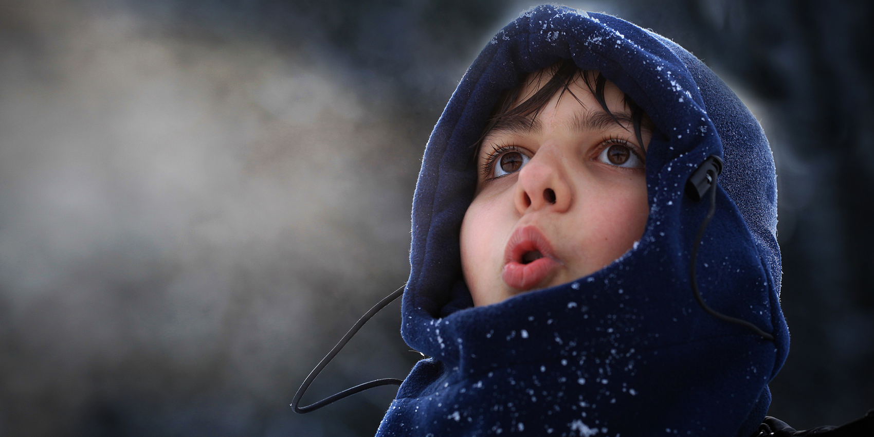 在清凉的空气中，每一次呼吸都呵出一小朵云。